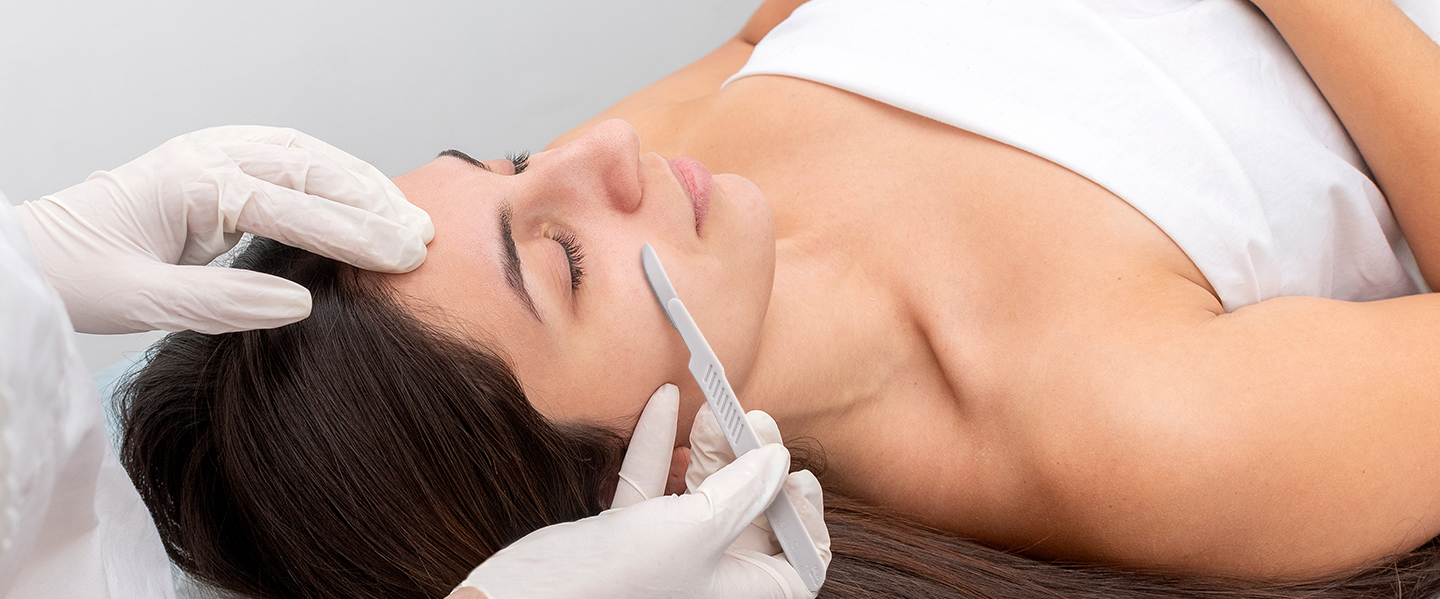 mujer en tratamiento dermaplaning mujer en tratamiento dermaplaning
