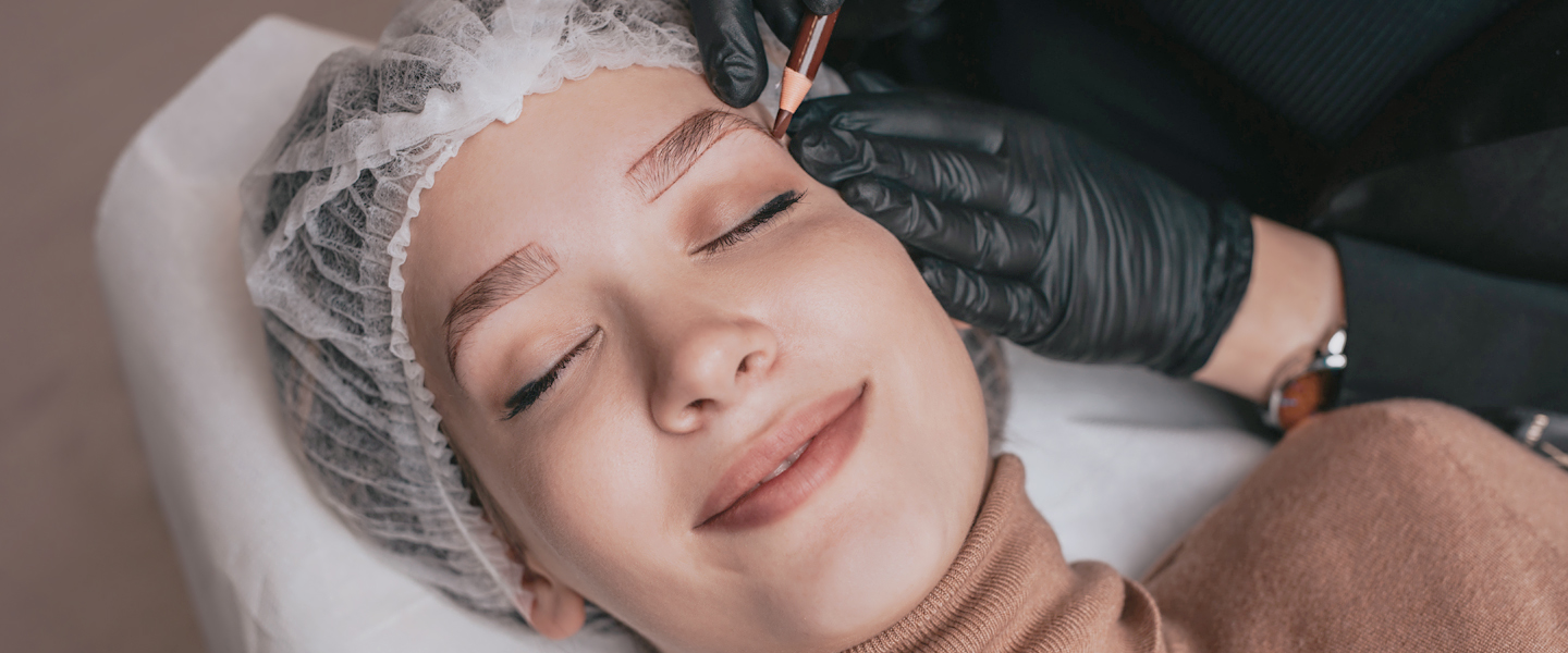 Mujer preparándose para Microblading Mujer preparándose para Microblading
